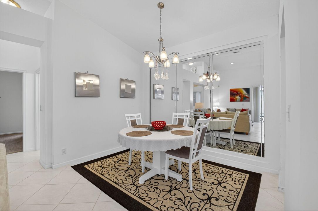 Под контрактом: $550,000 (3 спален, 3 ванн, 1985 Квадратных фут)