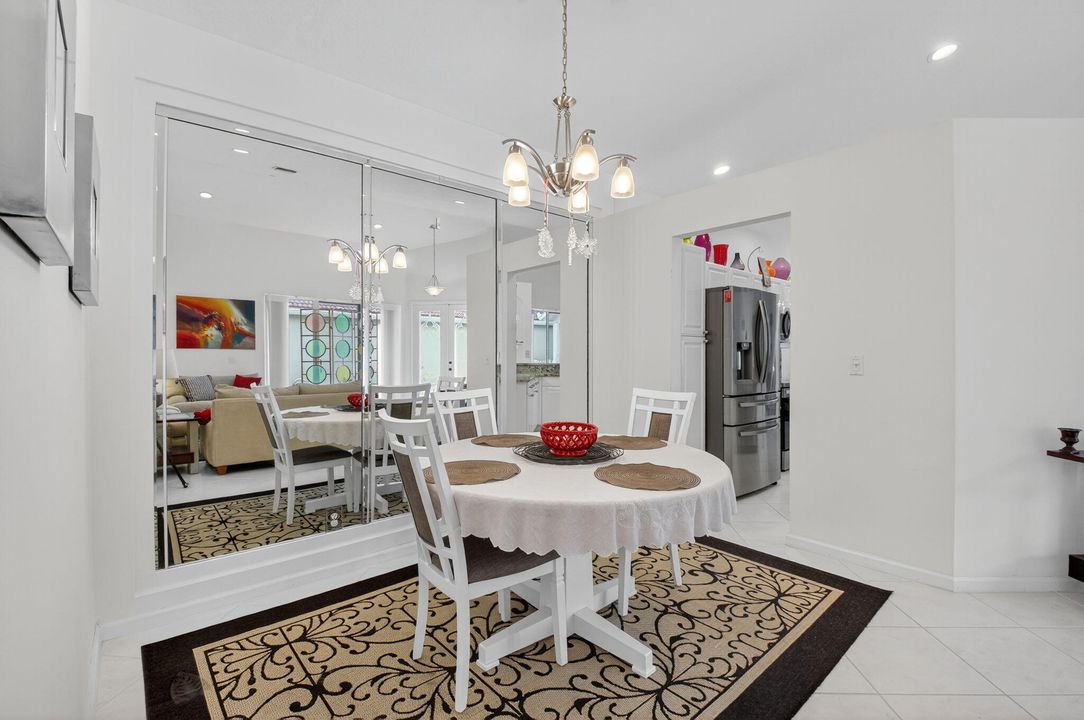 Под контрактом: $550,000 (3 спален, 3 ванн, 1985 Квадратных фут)