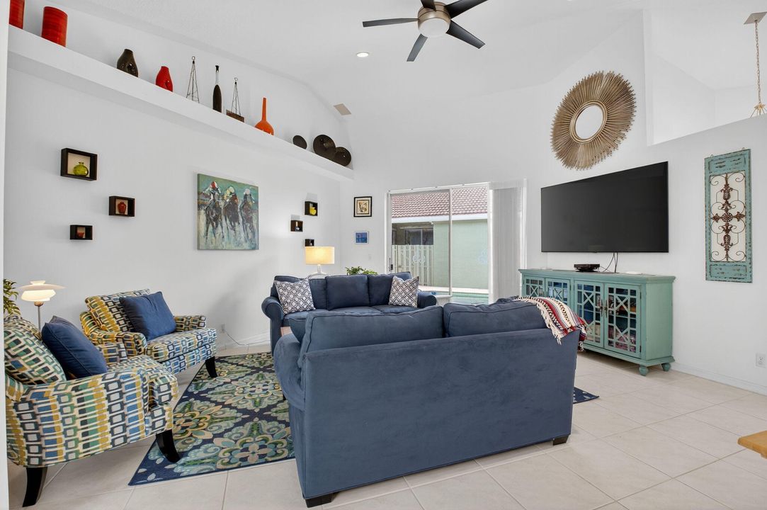 Под контрактом: $550,000 (3 спален, 3 ванн, 1985 Квадратных фут)