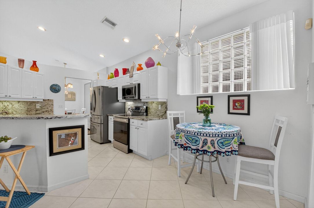 Под контрактом: $550,000 (3 спален, 3 ванн, 1985 Квадратных фут)