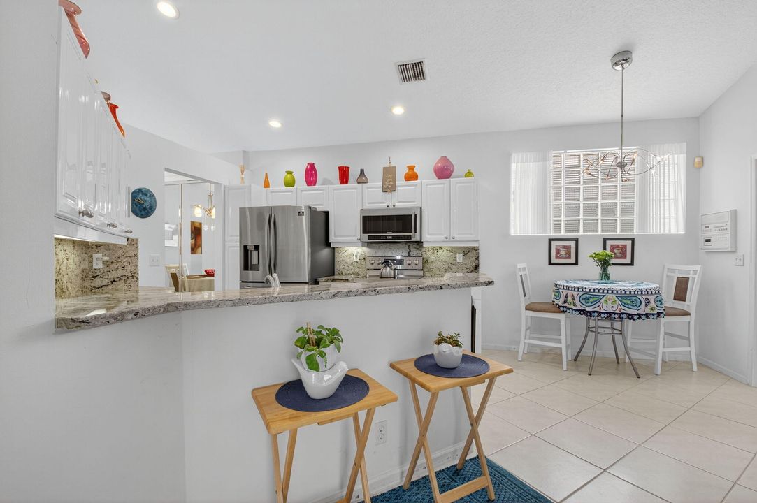 Под контрактом: $550,000 (3 спален, 3 ванн, 1985 Квадратных фут)