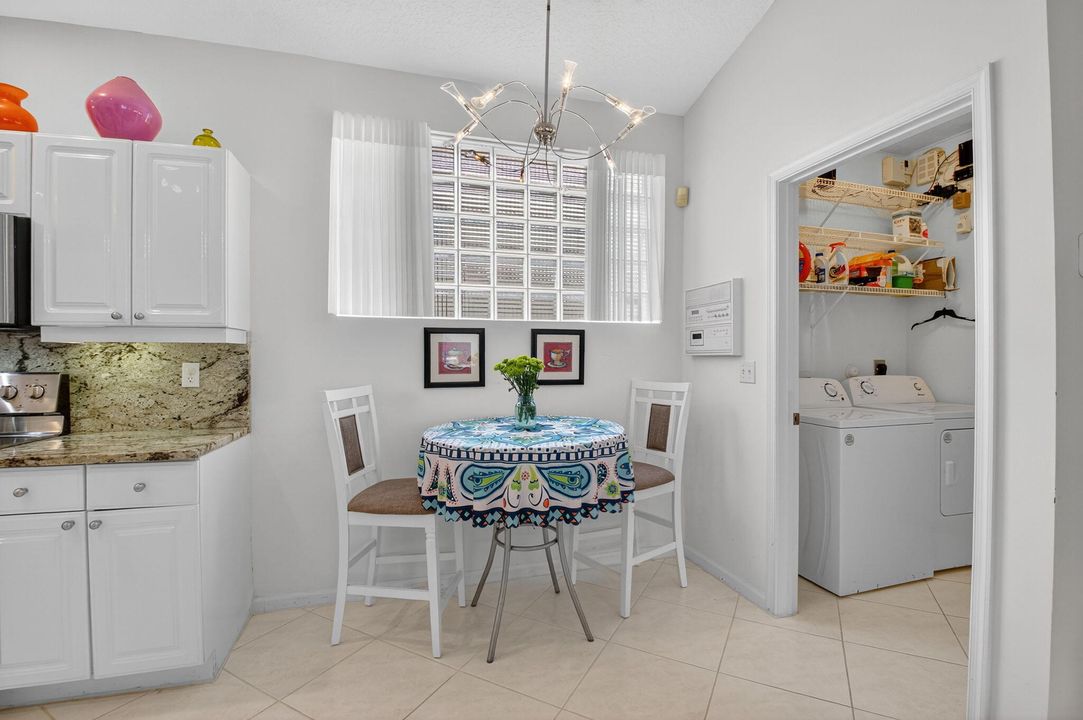 Под контрактом: $550,000 (3 спален, 3 ванн, 1985 Квадратных фут)