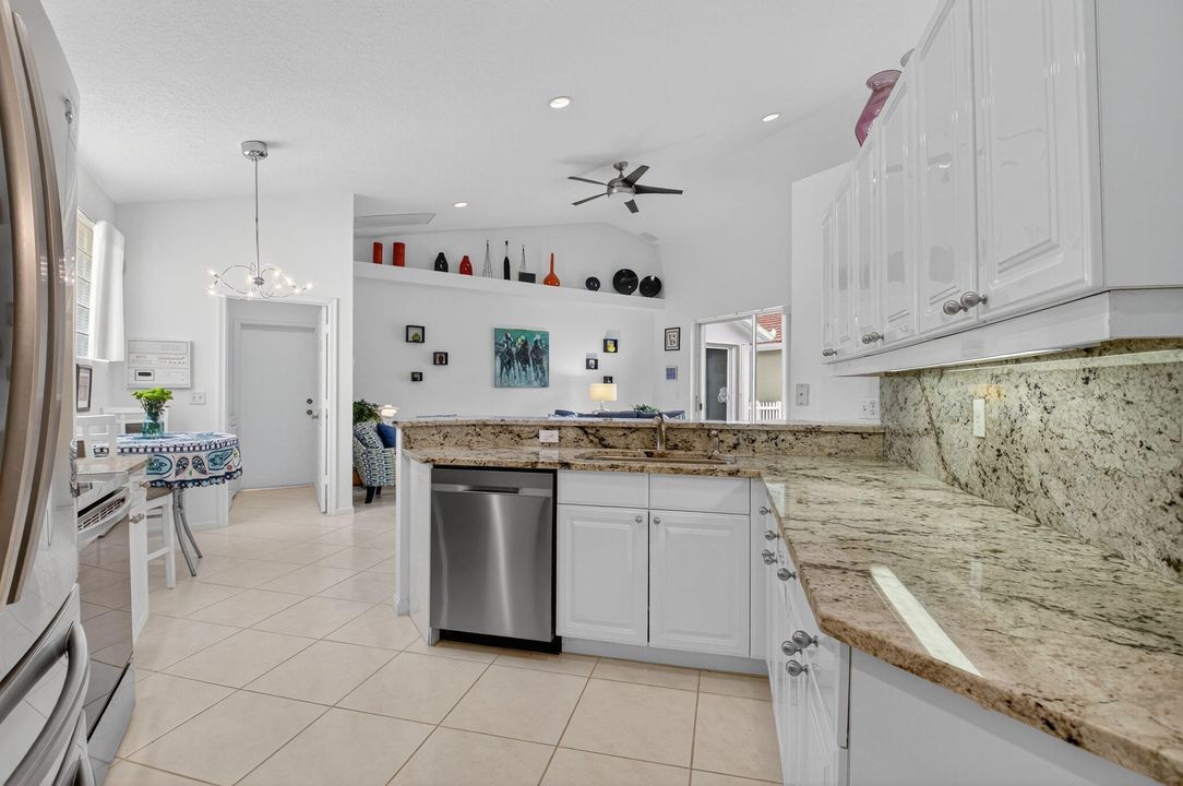 Под контрактом: $550,000 (3 спален, 3 ванн, 1985 Квадратных фут)