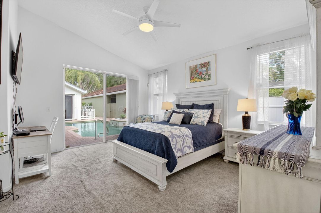 Под контрактом: $550,000 (3 спален, 3 ванн, 1985 Квадратных фут)