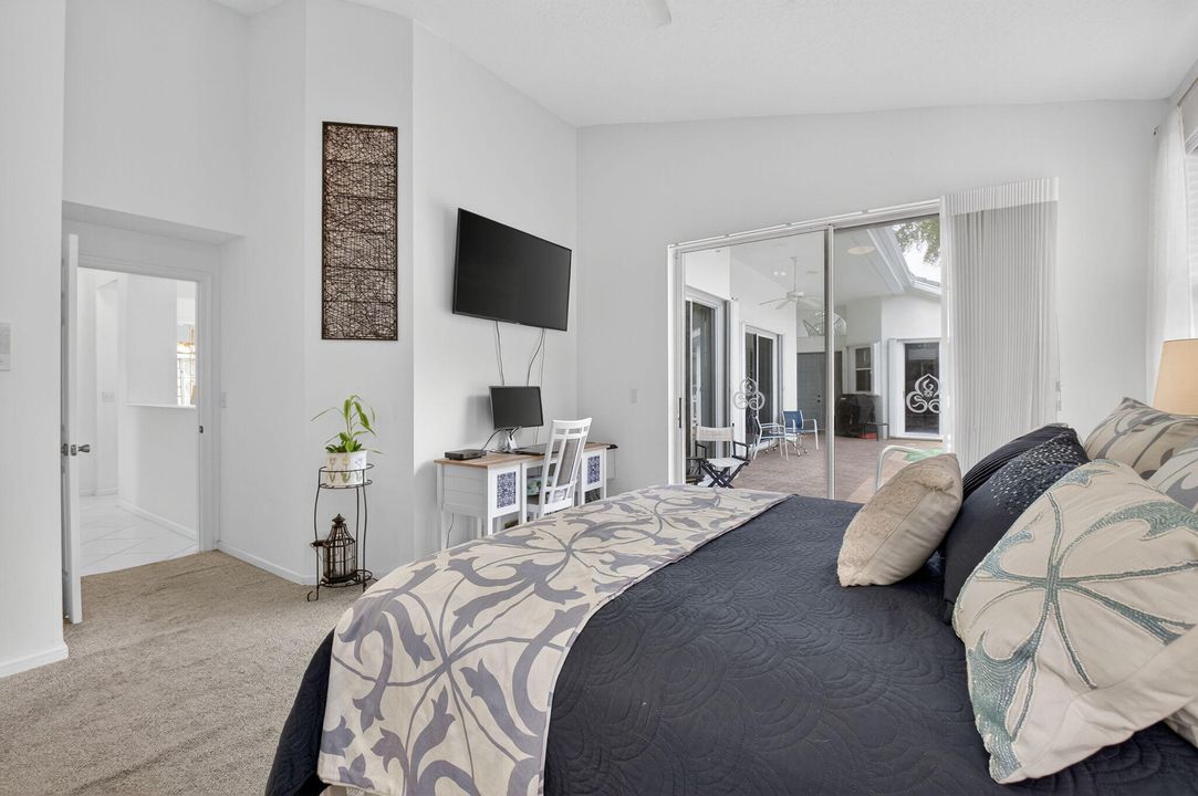 Под контрактом: $550,000 (3 спален, 3 ванн, 1985 Квадратных фут)