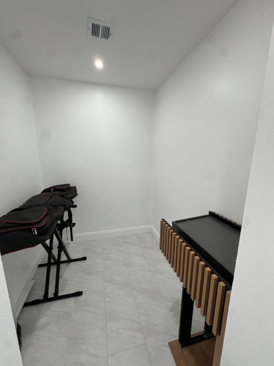 For Rent: $2,000 (1 beds, 1 baths, 640 Square Feet)