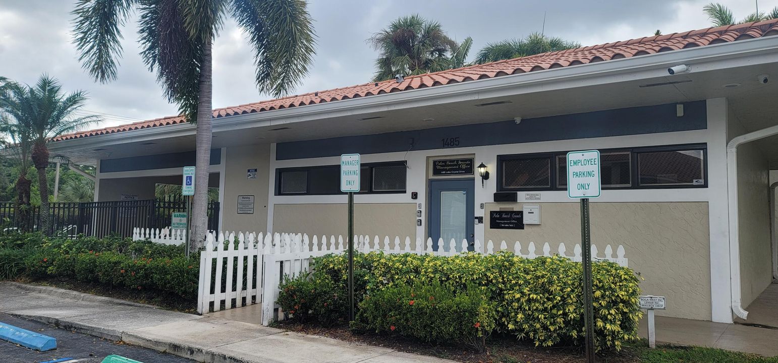 For Rent: $1,900 (2 beds, 2 baths, 900 Square Feet)