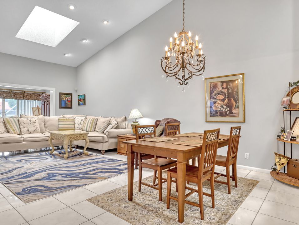 Под контрактом: $359,000 (2 спален, 2 ванн, 1722 Квадратных фут)