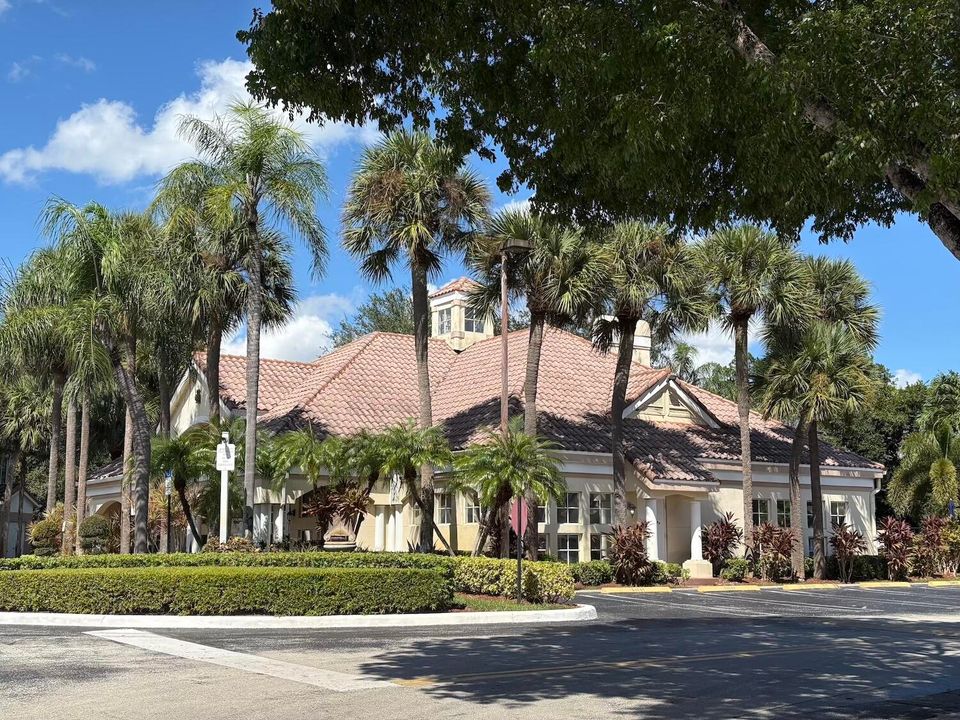 For Sale: $175,000 (1 beds, 1 baths, 768 Square Feet)