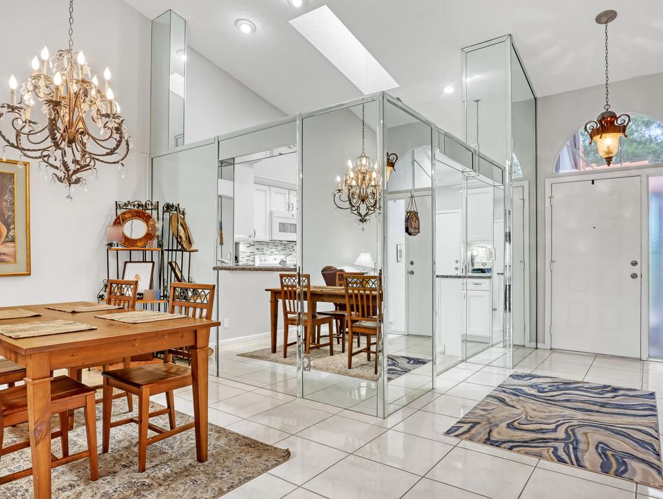 Под контрактом: $359,000 (2 спален, 2 ванн, 1722 Квадратных фут)