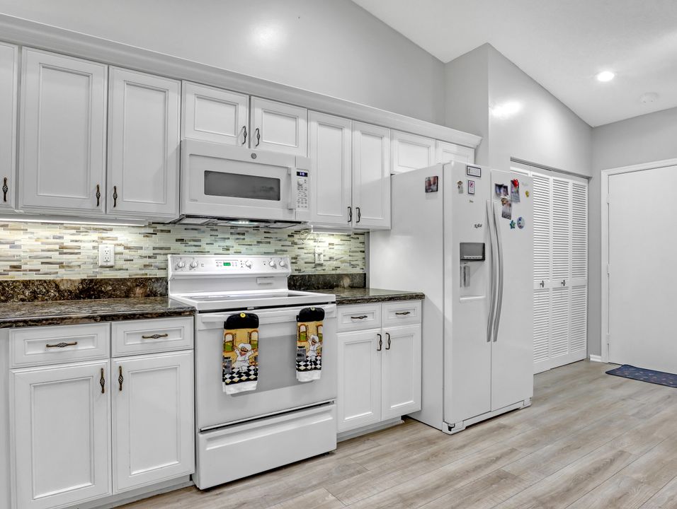 Под контрактом: $359,000 (2 спален, 2 ванн, 1722 Квадратных фут)