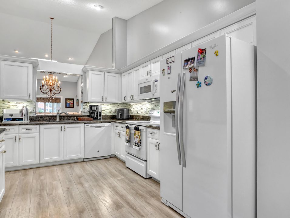 Под контрактом: $359,000 (2 спален, 2 ванн, 1722 Квадратных фут)