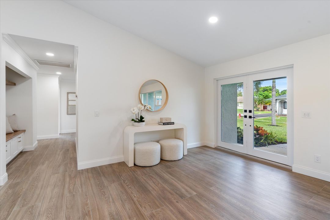 合同活跃: $949,000 (4 贝兹, 2 浴室, 2599 平方英尺)