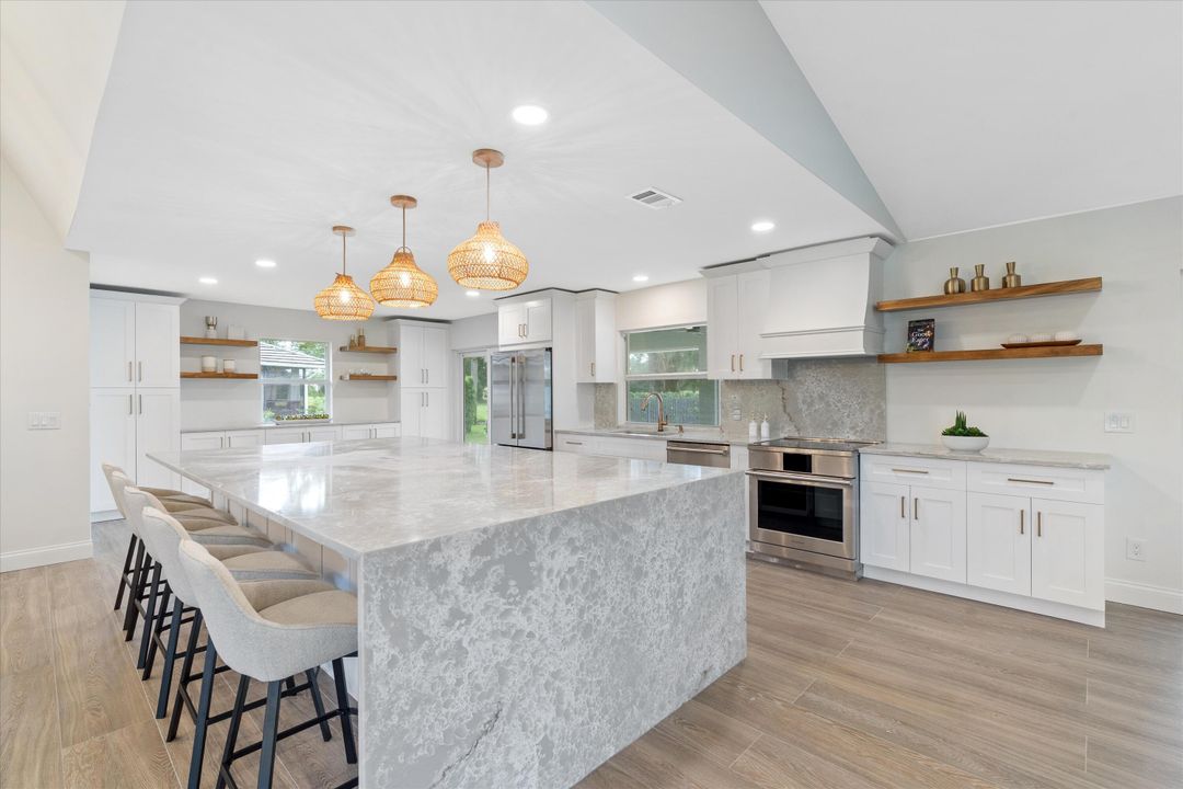 合同活跃: $949,000 (4 贝兹, 2 浴室, 2599 平方英尺)