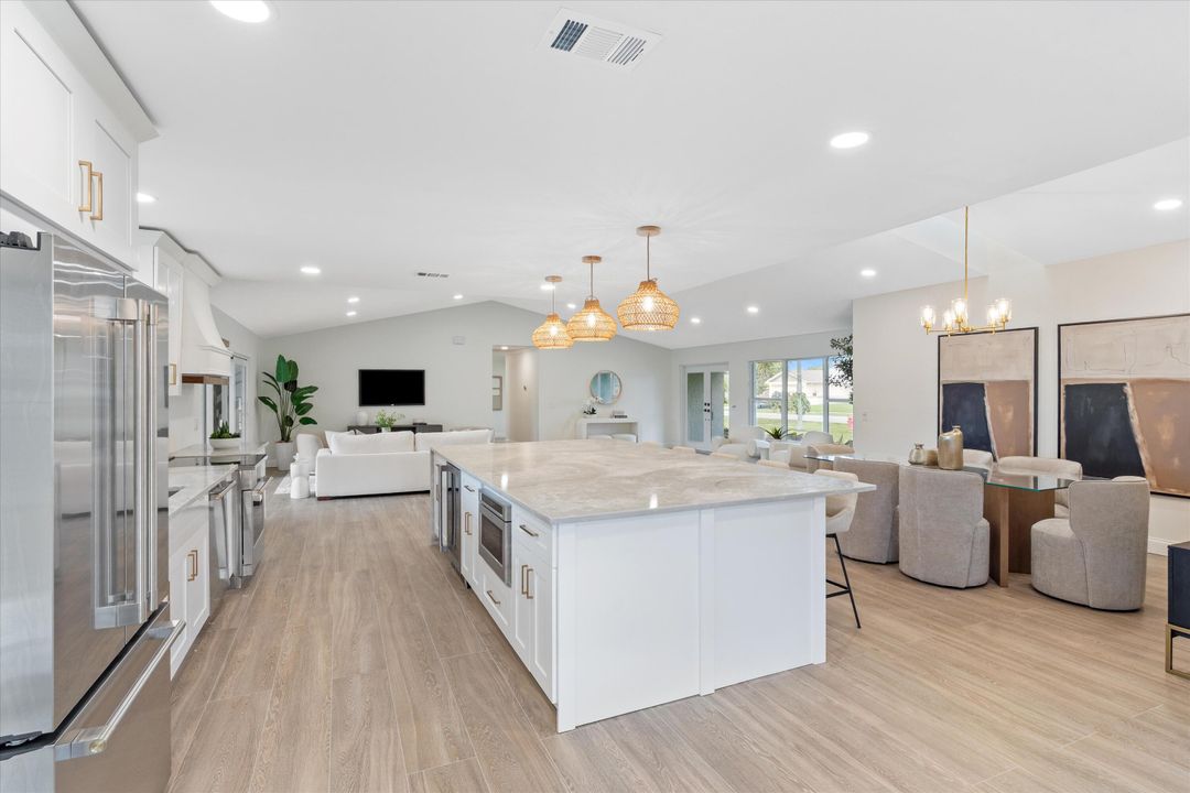 合同活跃: $949,000 (4 贝兹, 2 浴室, 2599 平方英尺)