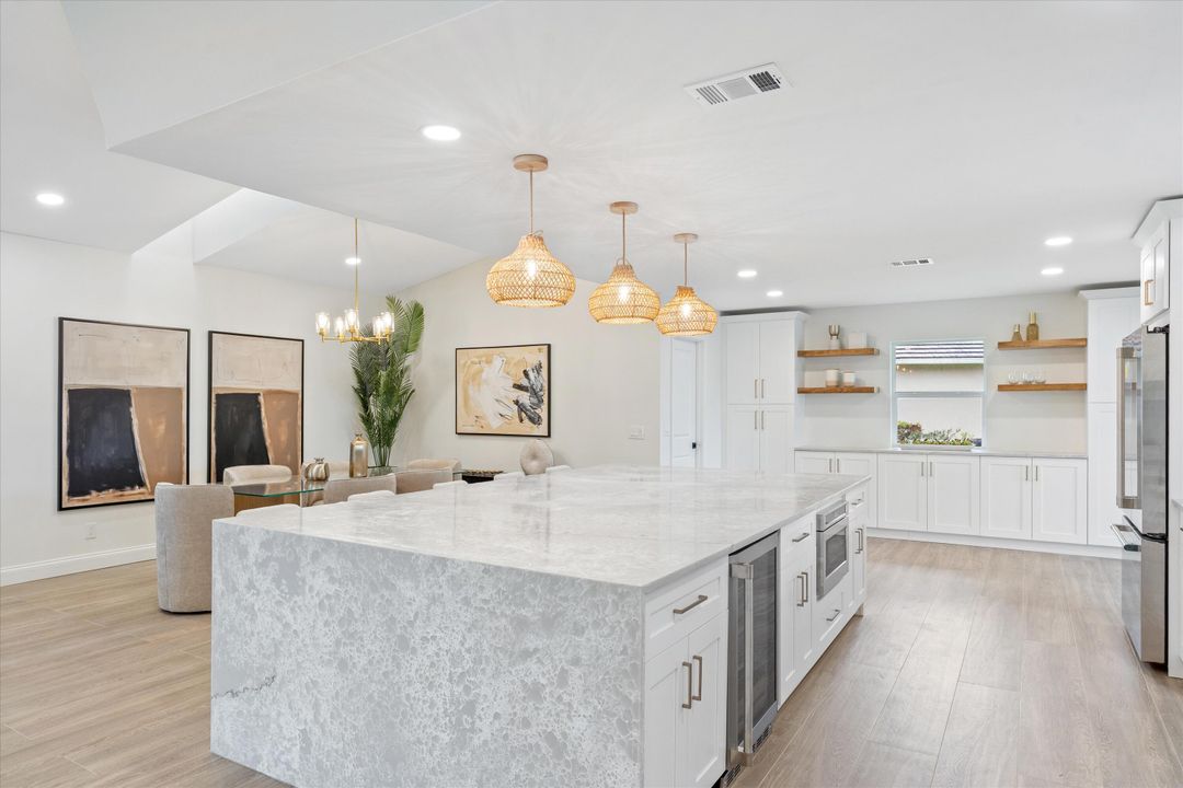 合同活跃: $949,000 (4 贝兹, 2 浴室, 2599 平方英尺)