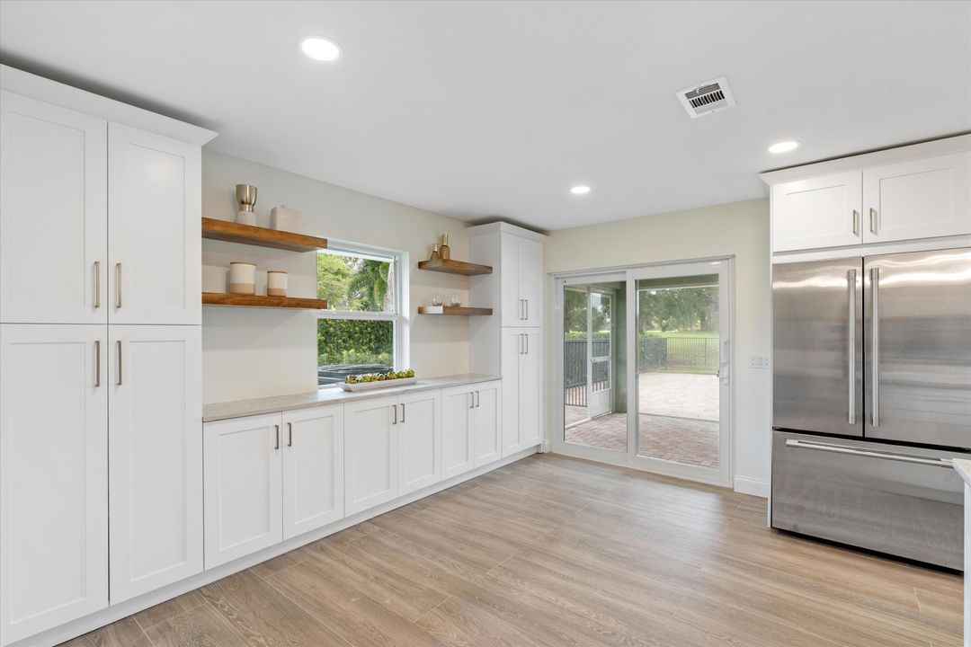 合同活跃: $949,000 (4 贝兹, 2 浴室, 2599 平方英尺)