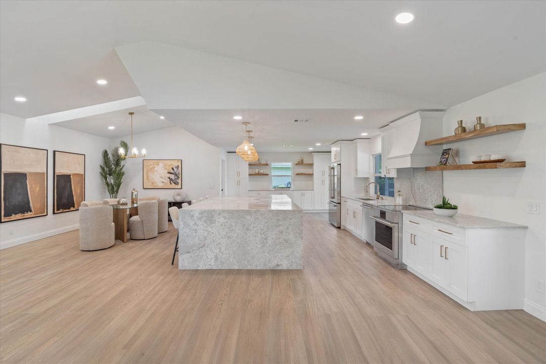 合同活跃: $949,000 (4 贝兹, 2 浴室, 2599 平方英尺)