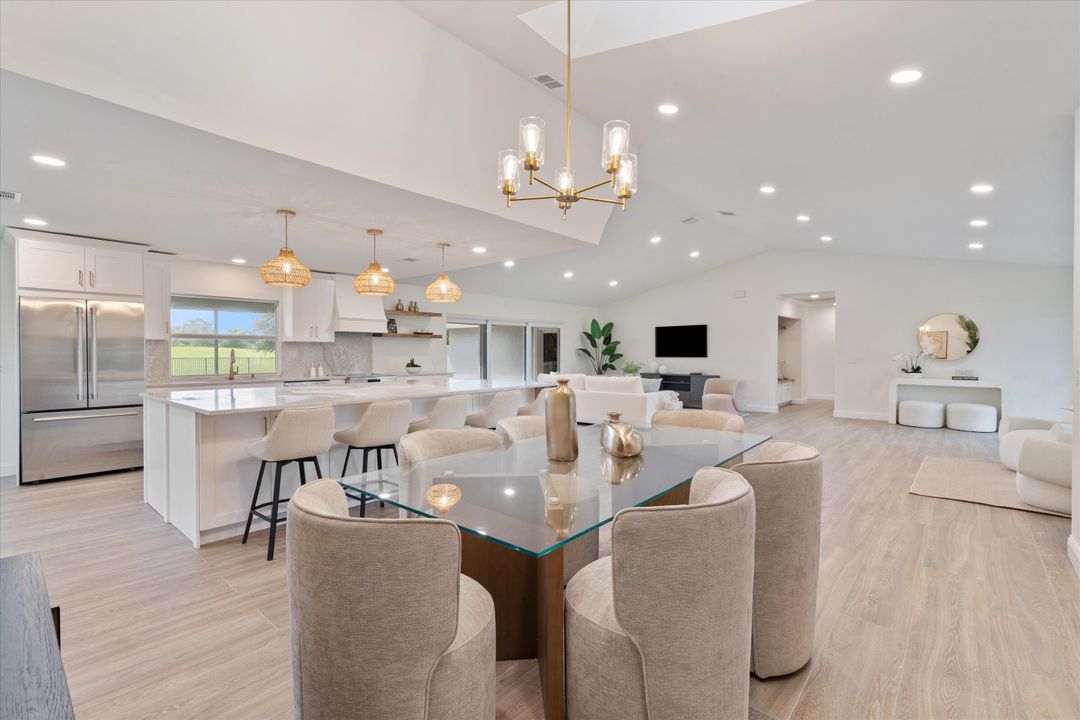 合同活跃: $949,000 (4 贝兹, 2 浴室, 2599 平方英尺)