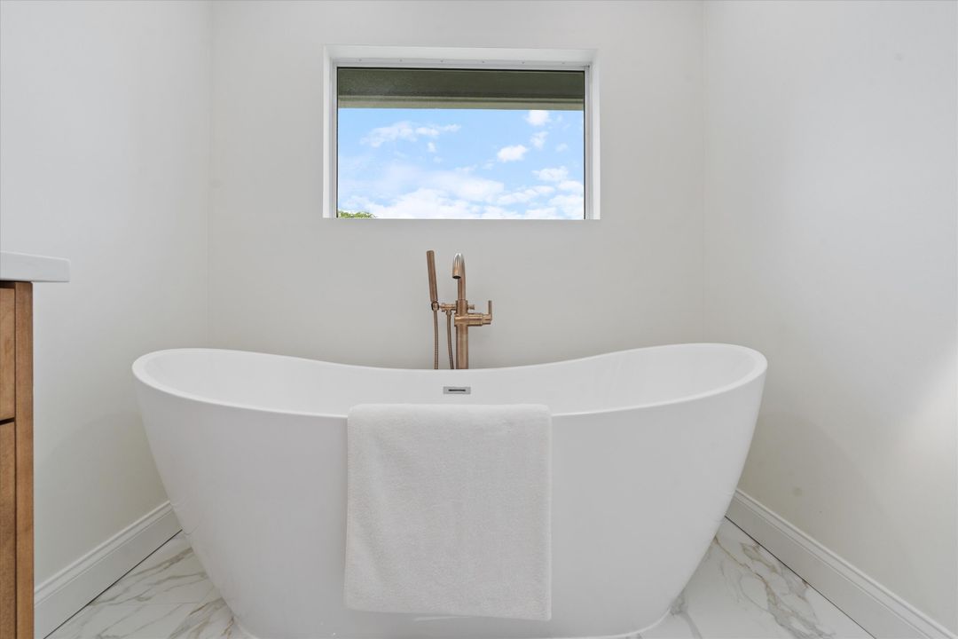 合同活跃: $949,000 (4 贝兹, 2 浴室, 2599 平方英尺)