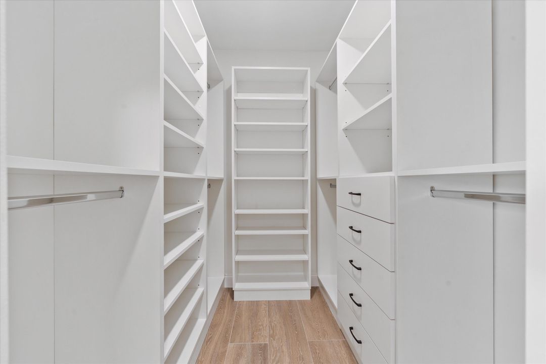 合同活跃: $949,000 (4 贝兹, 2 浴室, 2599 平方英尺)