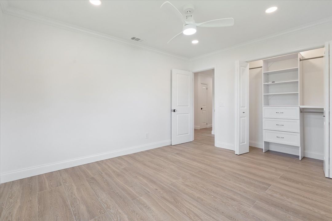 合同活跃: $949,000 (4 贝兹, 2 浴室, 2599 平方英尺)