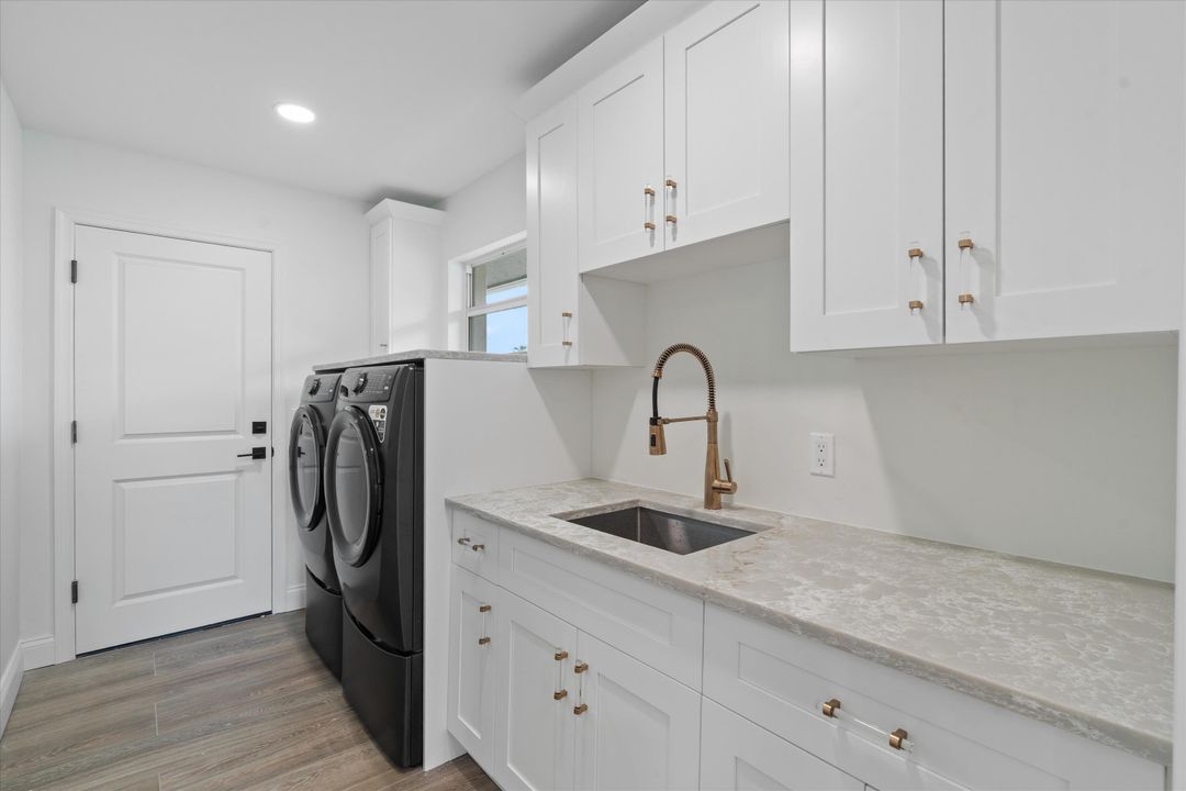 合同活跃: $949,000 (4 贝兹, 2 浴室, 2599 平方英尺)