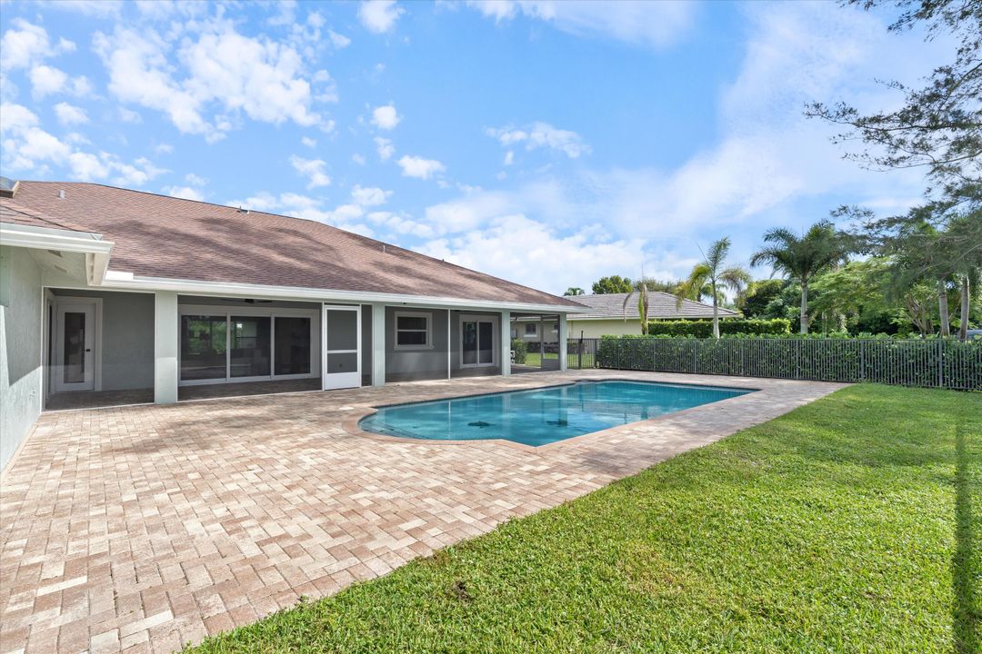 合同活跃: $949,000 (4 贝兹, 2 浴室, 2599 平方英尺)