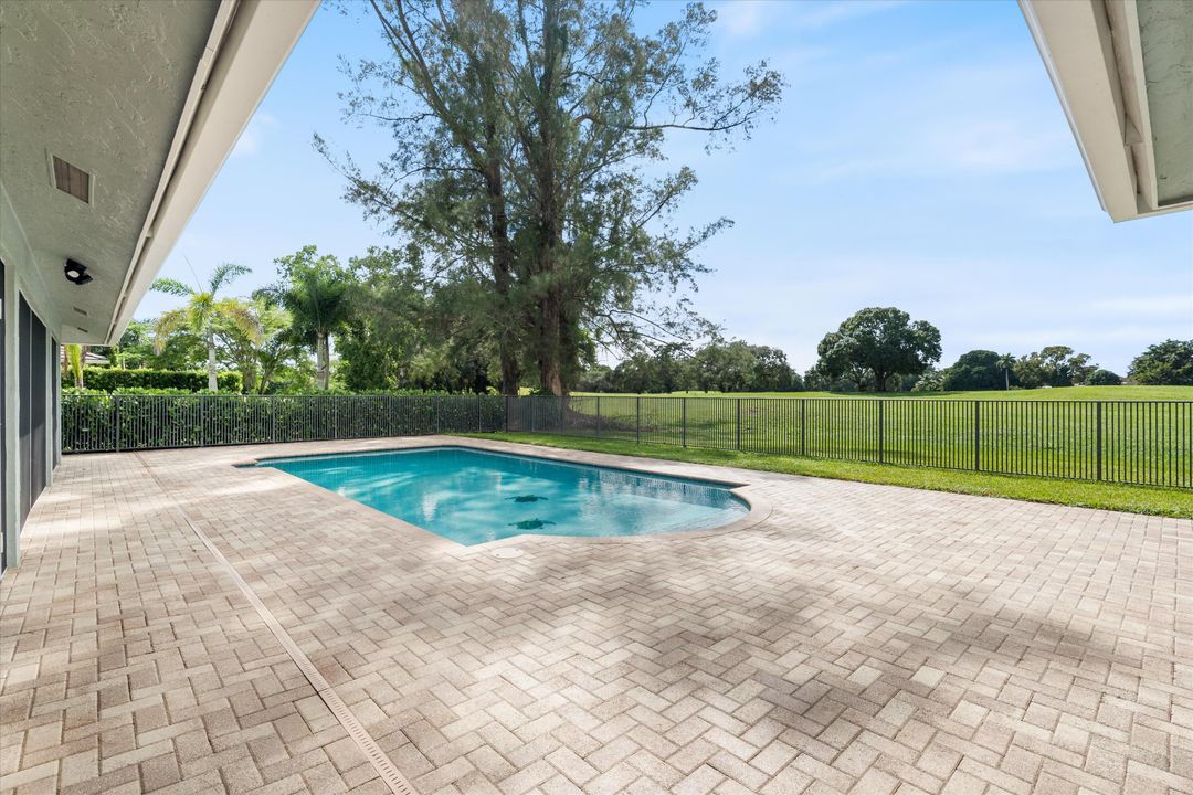 合同活跃: $949,000 (4 贝兹, 2 浴室, 2599 平方英尺)