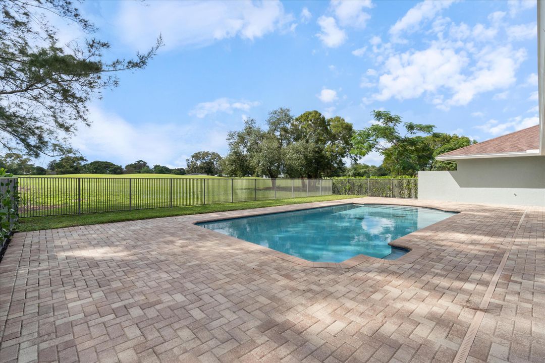 合同活跃: $949,000 (4 贝兹, 2 浴室, 2599 平方英尺)