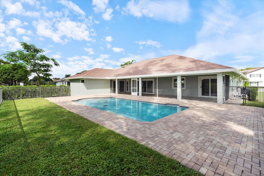 合同活跃: $949,000 (4 贝兹, 2 浴室, 2599 平方英尺)