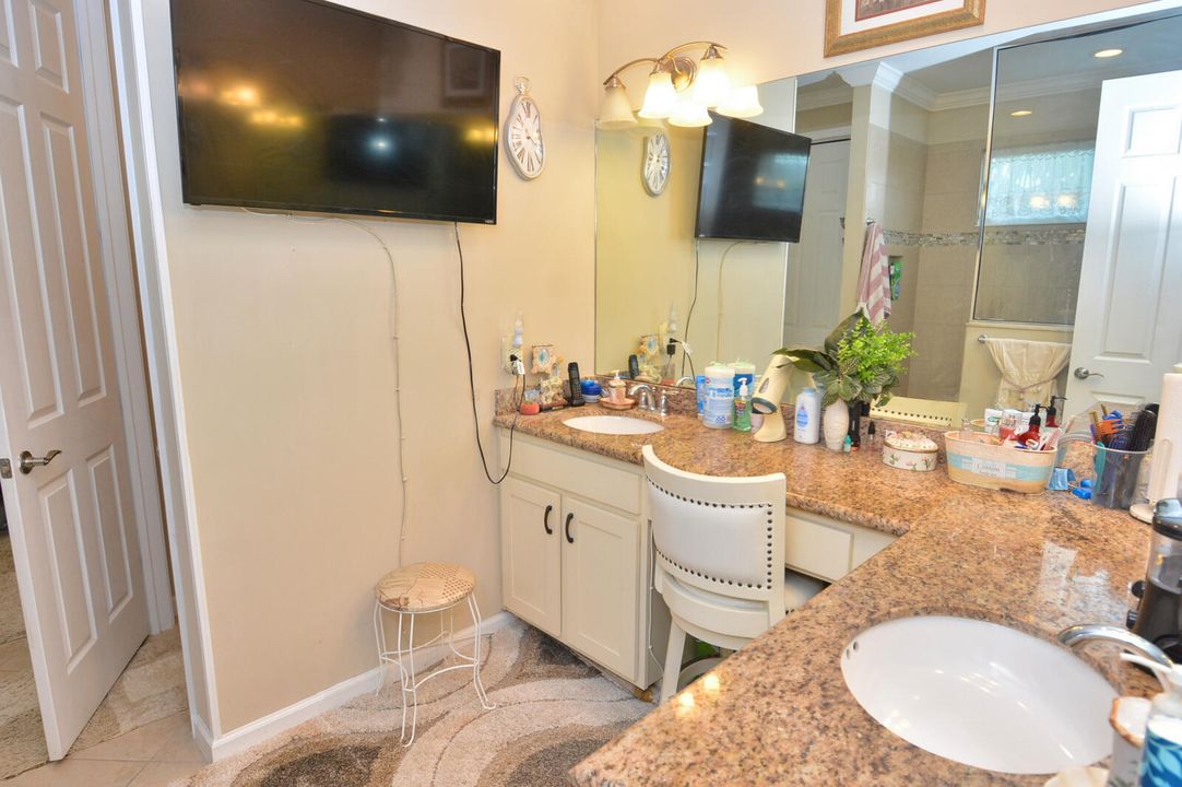 For Sale: $511,000 (2 beds, 2 baths, 2036 Square Feet)