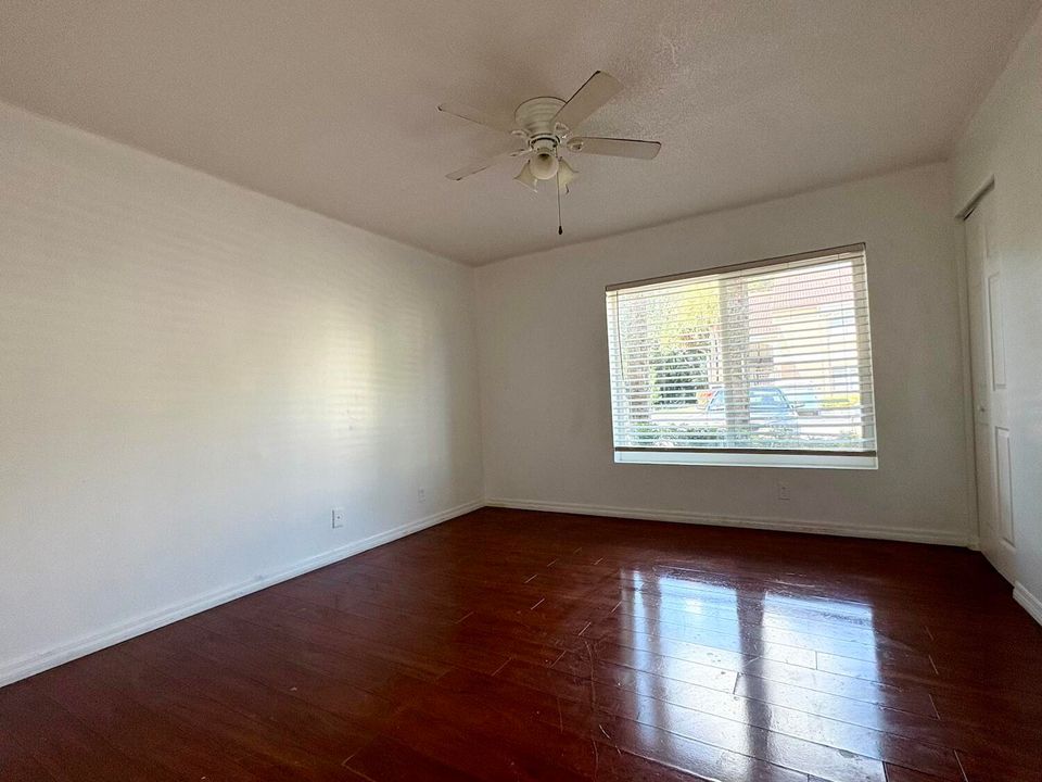 For Sale: $175,000 (1 beds, 1 baths, 768 Square Feet)