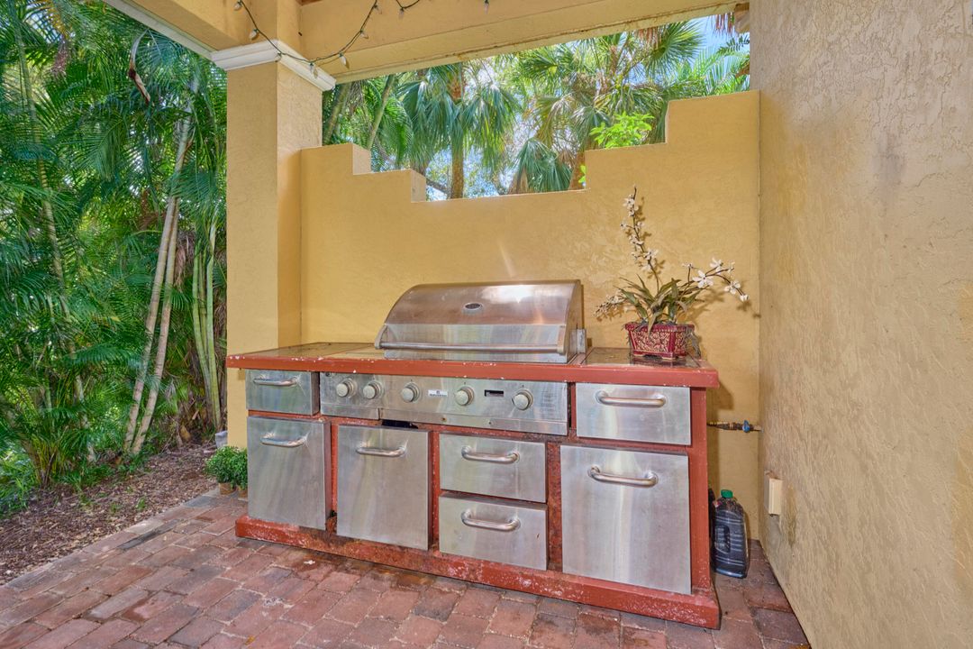 For Sale: $800,000 (4 beds, 4 baths, 3370 Square Feet)