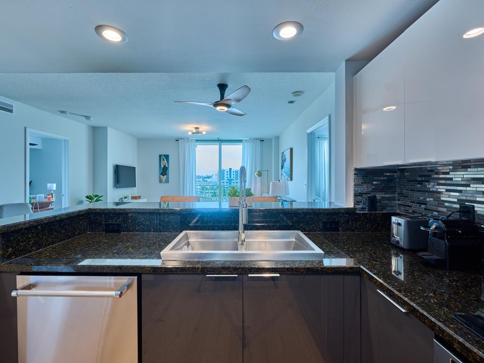 For Sale: $449,000 (2 beds, 2 baths, 1130 Square Feet)