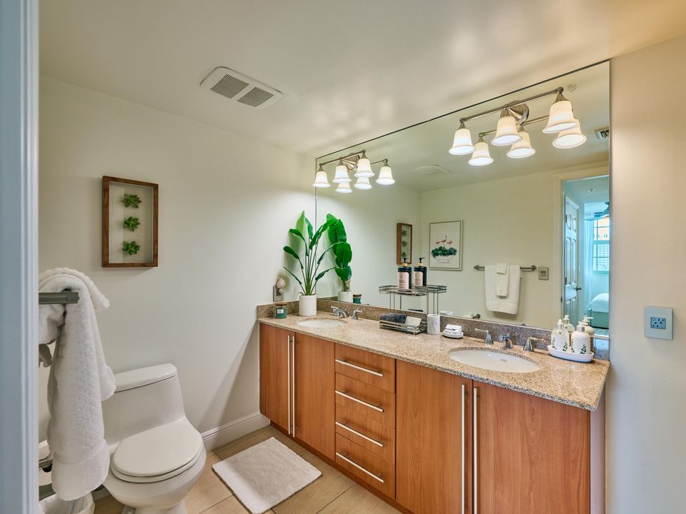 For Sale: $449,000 (2 beds, 2 baths, 1130 Square Feet)