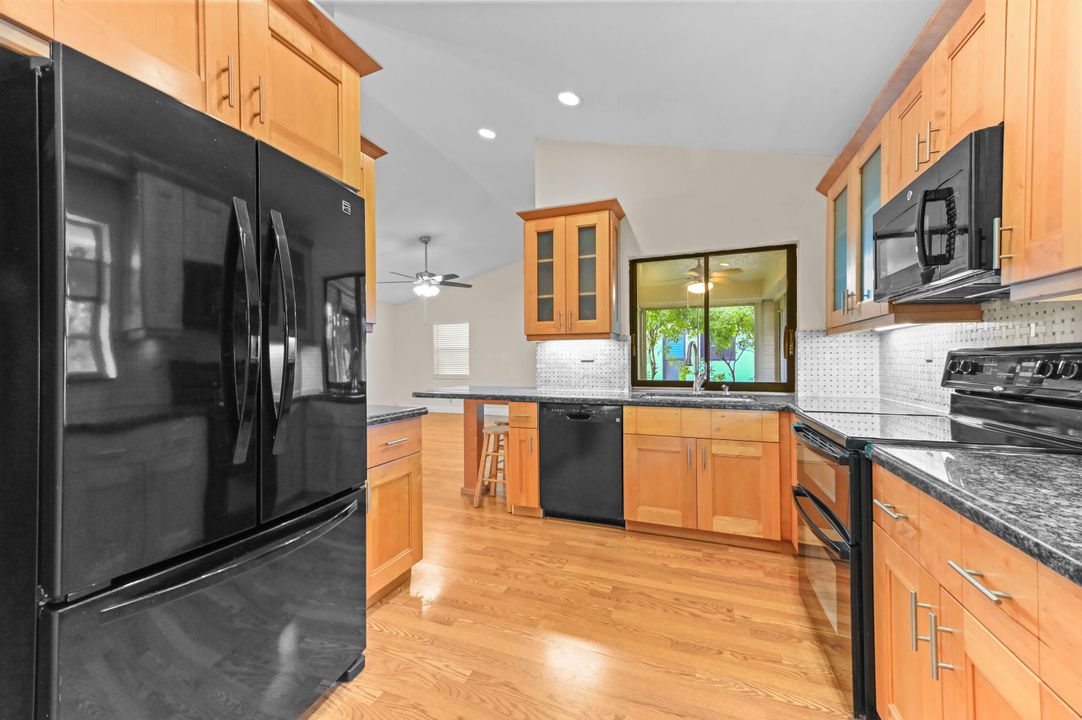 Под контрактом: $499,000 (3 спален, 2 ванн, 1456 Квадратных фут)