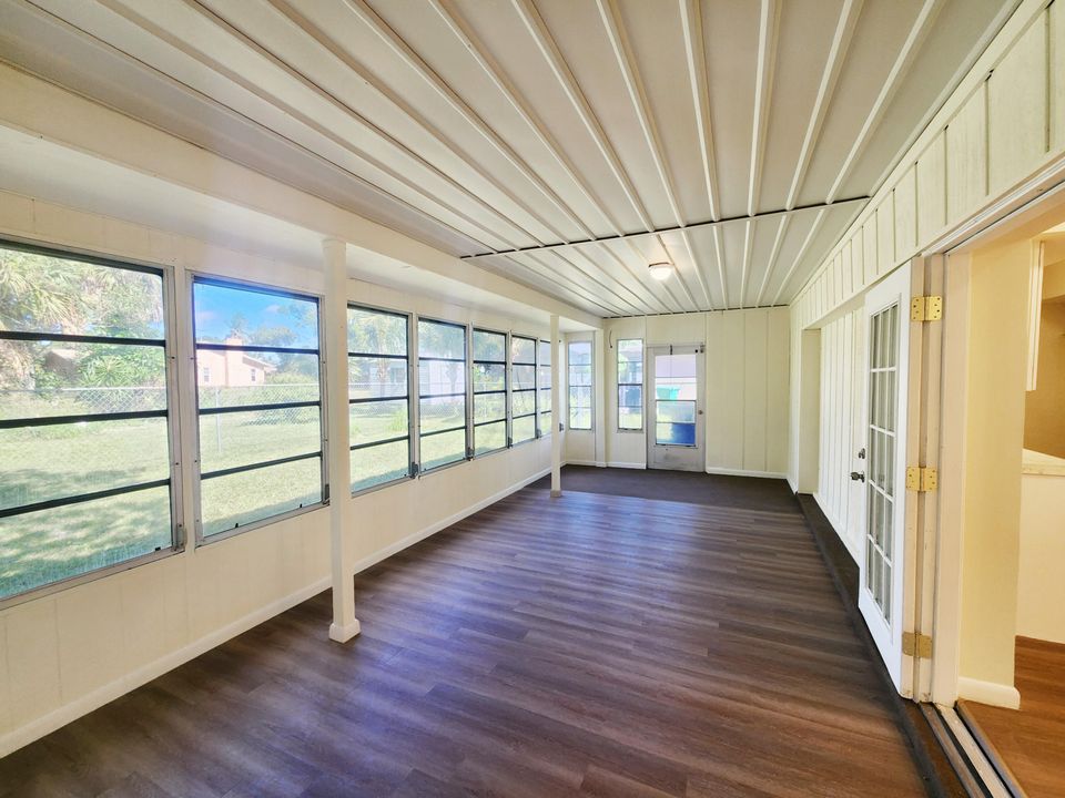 待售: $290,000 (2 贝兹, 2 浴室, 974 平方英尺)