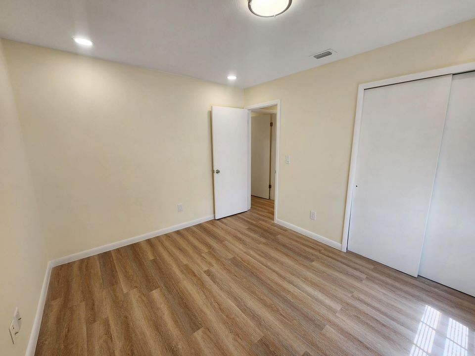 待售: $290,000 (2 贝兹, 2 浴室, 974 平方英尺)