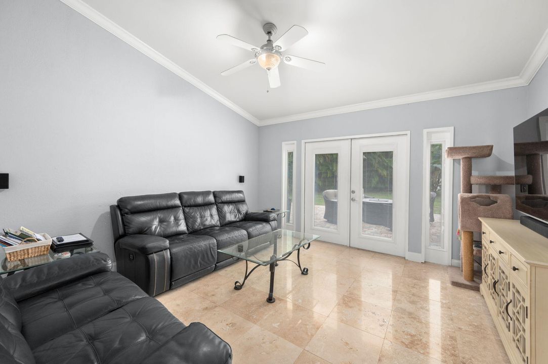 Под контрактом: $410,000 (3 спален, 2 ванн, 1765 Квадратных фут)