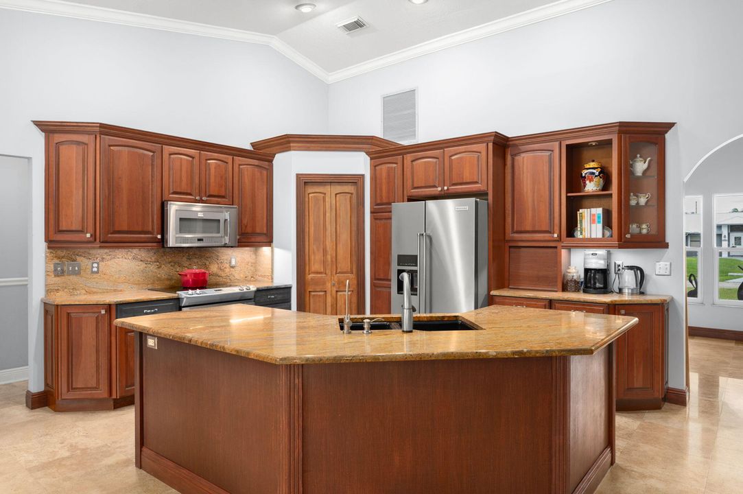 Под контрактом: $410,000 (3 спален, 2 ванн, 1765 Квадратных фут)