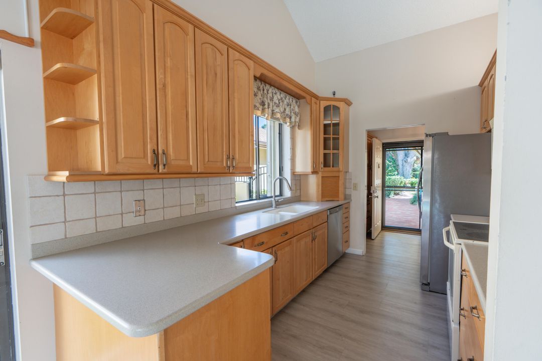 合同活跃: $1,050,000 (3 贝兹, 2 浴室, 1889 平方英尺)