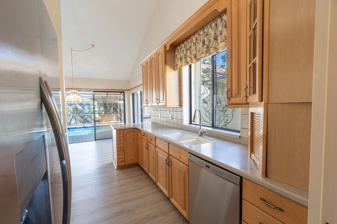 合同活跃: $1,050,000 (3 贝兹, 2 浴室, 1889 平方英尺)