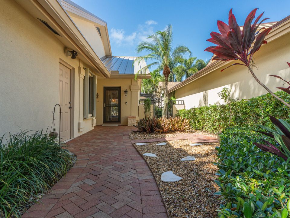 合同活跃: $1,050,000 (3 贝兹, 2 浴室, 1889 平方英尺)