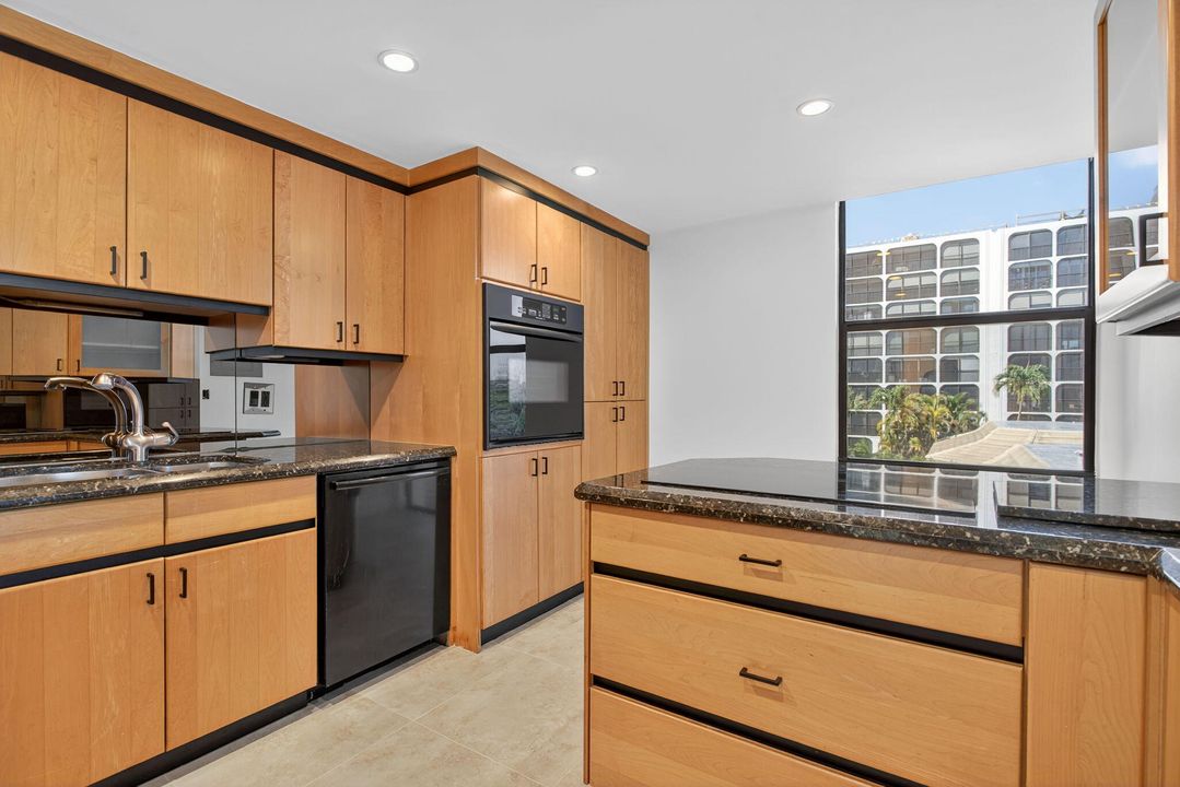 Под контрактом: $500,000 (3 спален, 2 ванн, 1650 Квадратных фут)