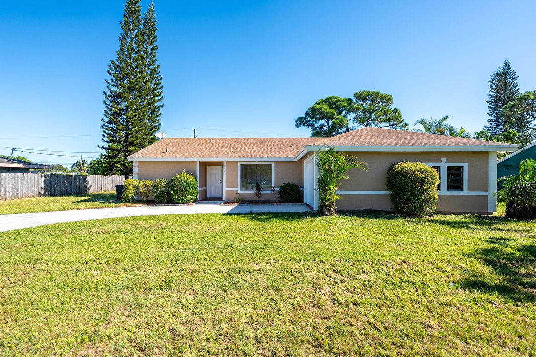 Active With Contract: $269,900 (3 beds, 2 baths, 1257 Square Feet)