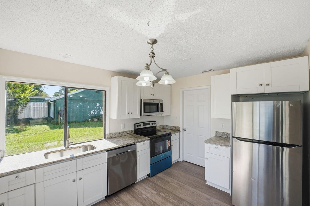 Active With Contract: $269,900 (3 beds, 2 baths, 1257 Square Feet)