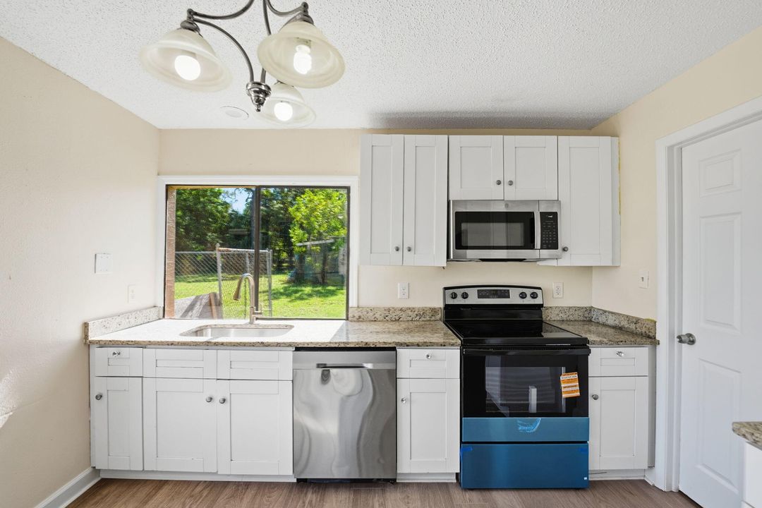 Active With Contract: $269,900 (3 beds, 2 baths, 1257 Square Feet)