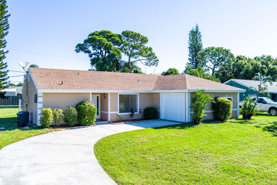 Active With Contract: $269,900 (3 beds, 2 baths, 1257 Square Feet)