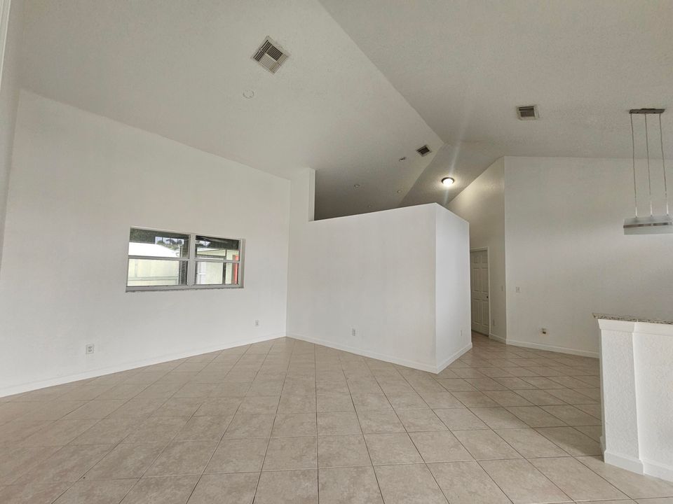 出租: $2,700 (3 贝兹, 3 浴室, 1972 平方英尺)